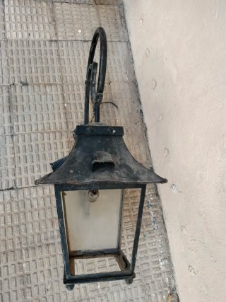 Farola antigua forja negra y cristal