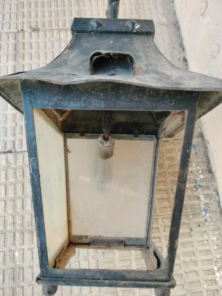 Farola antigua forja negra y cristal