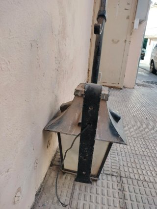 Farola antigua forja negra y cristal