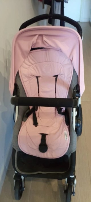 Cochecito de bebé rosa y gris