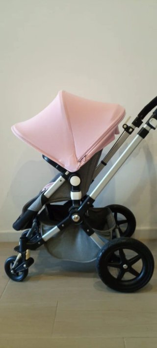 Cochecito de bebé rosa y gris