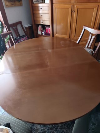 Mesa redonda de madera con 4 sillas
