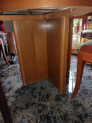 Mesa redonda de madera con 4 sillas