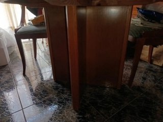 Mesa redonda de madera con 4 sillas