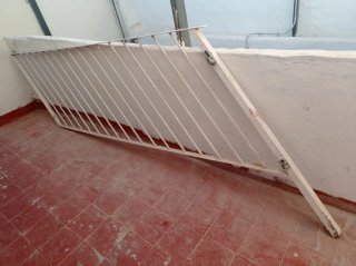 Barandilla de escalera metálica blanca