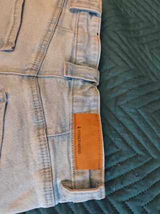 Pantalón vaquero cargo desgastado