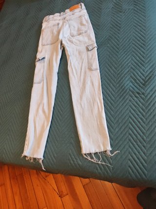 Pantalón vaquero cargo desgastado