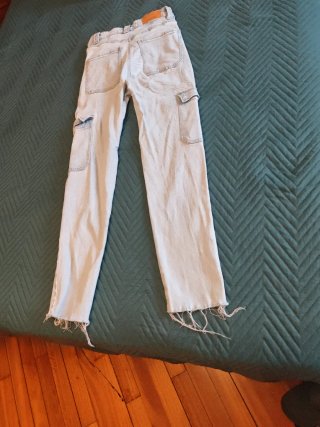 Pantalón vaquero cargo desgastado