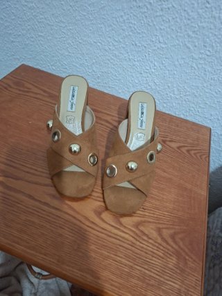 Sandalias LANAMARCA Marrones con Detalles Dorados