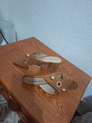 Sandalias LANAMARCA Marrones con Detalles Dorados