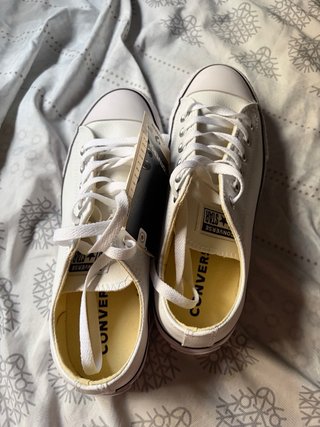 Converse blancas de piel con plataforma