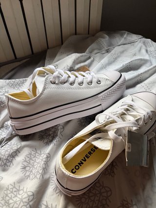 Converse blancas de piel con plataforma
