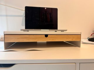 Supporto per computer in legno e bianco