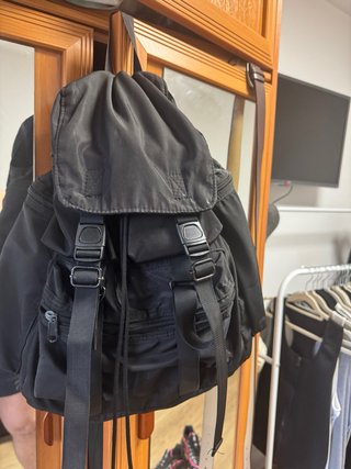 Bolso negro con múltiples bolsillos