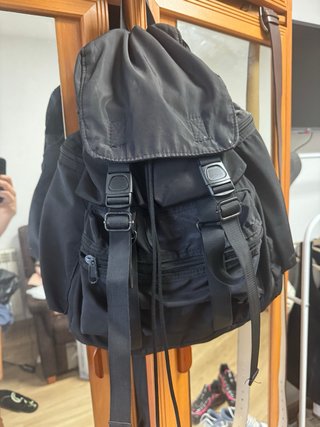 Bolso negro con múltiples bolsillos