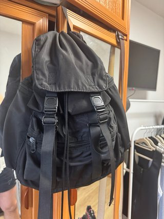 Bolso negro con múltiples bolsillos