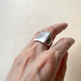 Anillo metálico sello cuadrado corte irregular