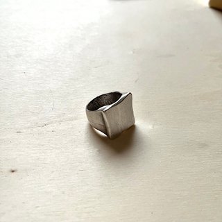Anillo metálico sello cuadrado corte irregular