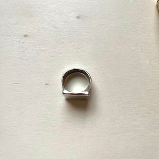 Anillo metálico sello cuadrado corte irregular