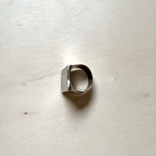Anillo metálico sello cuadrado corte irregular