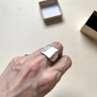 Anillo metálico sello cuadrado corte irregular