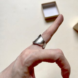 Anillo metálico sello cuadrado corte irregular