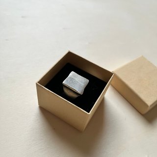 Anillo metálico sello cuadrado corte irregular