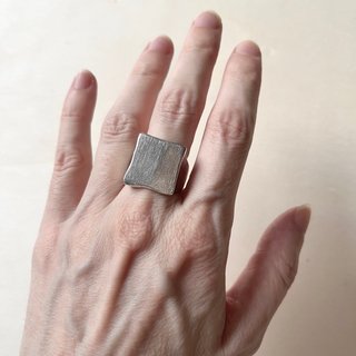 Anillo metálico sello cuadrado corte irregular