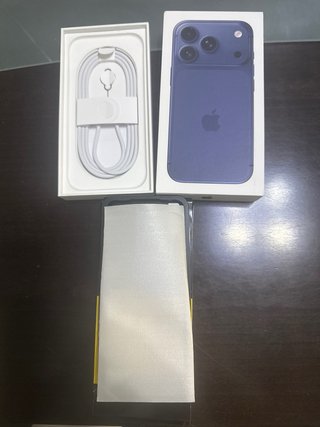 iPhone 17 Pro Azul con funda Rose Gold