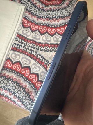 iPhone 17 Pro Azul con funda Rose Gold