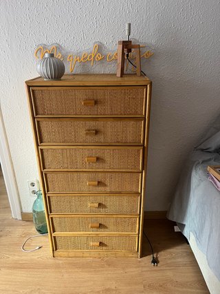 Cómoda de bambú y mimbre