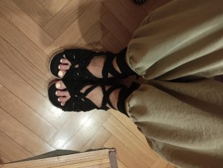 Sandalias negras con plataforma de esparto