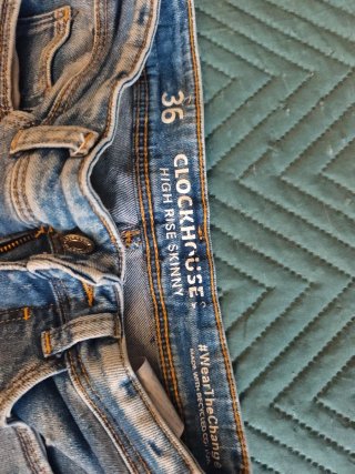 Pantalón pitillo vaquero desgastado