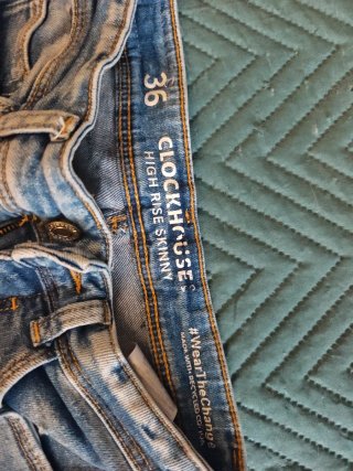 Pantalón pitillo vaquero desgastado