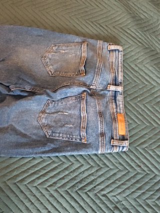 Pantalón pitillo vaquero desgastado