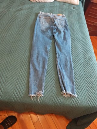 Pantalón pitillo vaquero desgastado