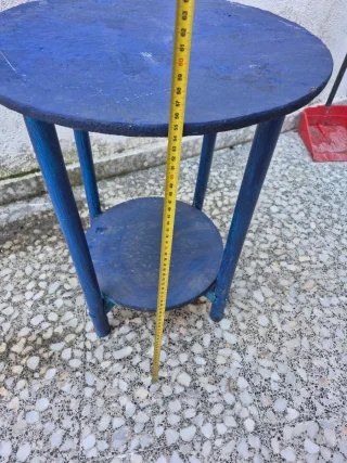 Mesa auxiliar redonda de madera azul