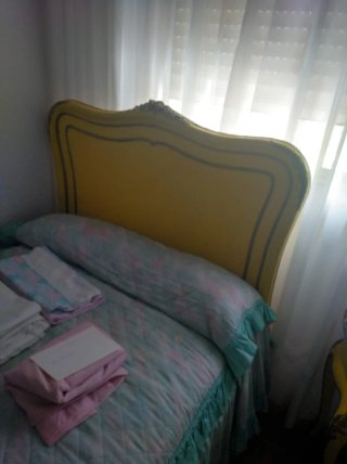 Cama antigua de madera maciza