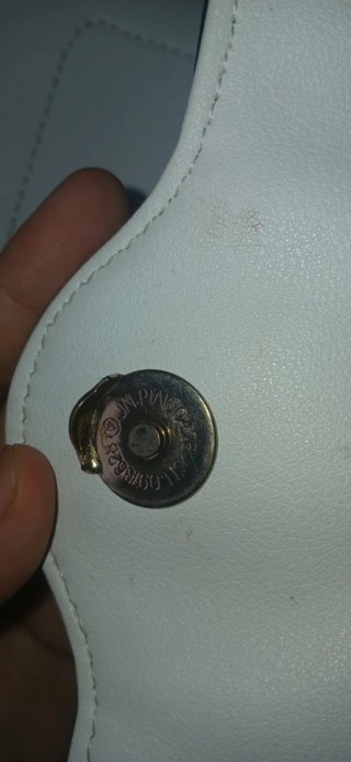 Borsa Guess bianca con dettagli oro
