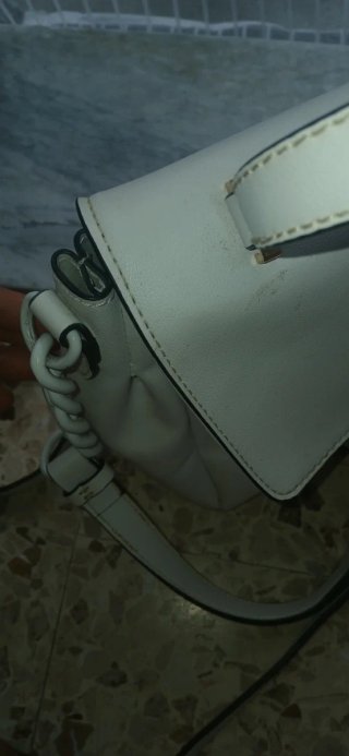 Borsa Guess bianca con dettagli oro