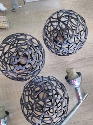 Lámpara 3 bolas metal y mimbre