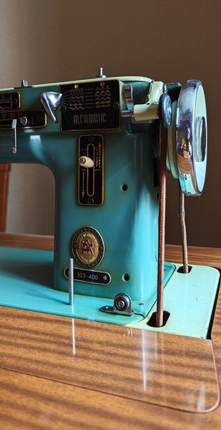 Máquina de coser Alfa con mueble