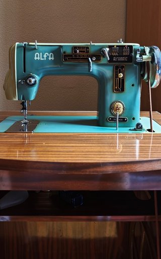 Máquina de coser Alfa con mueble