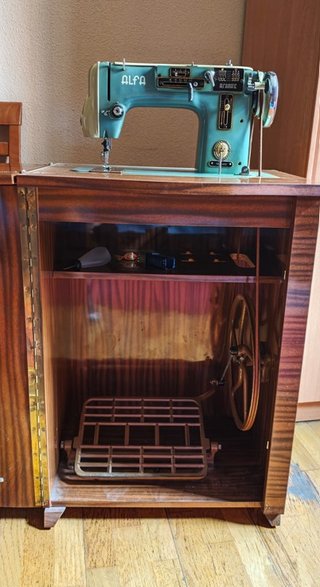Máquina de coser Alfa con mueble