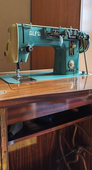 Máquina de coser Alfa con mueble