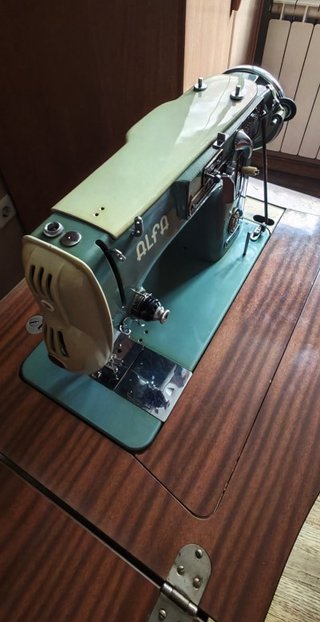 Máquina de coser Alfa con mueble
