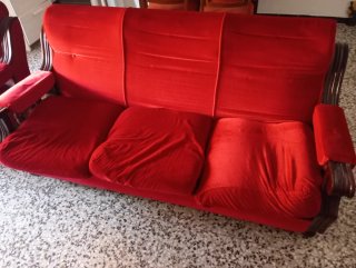 Sofá y sillones de terciopelo antiguos