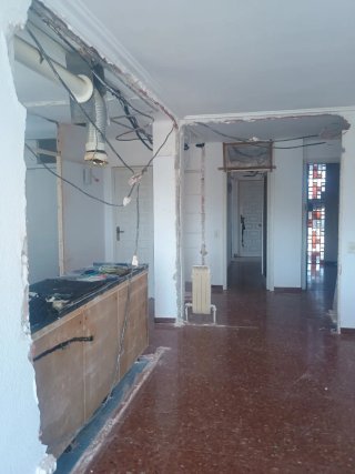 Demolición de tabique cocina baño suelo