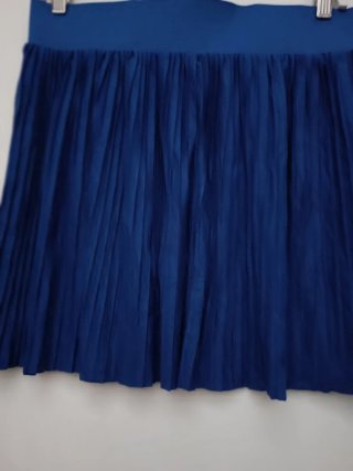 Falda plisada azul eléctrico