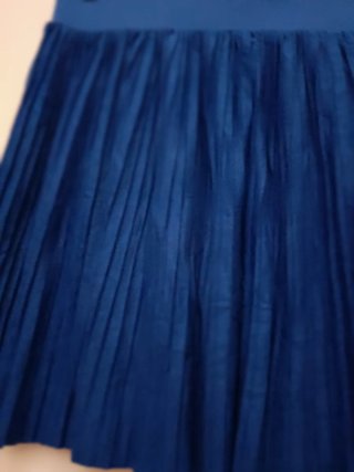 Falda plisada azul eléctrico